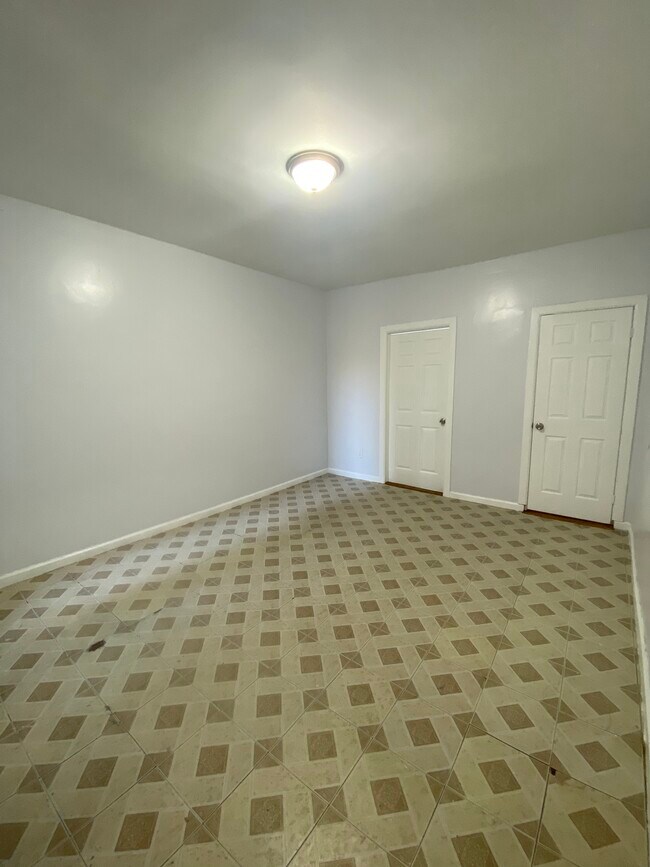 Building Photo - 990 Findlay Ave