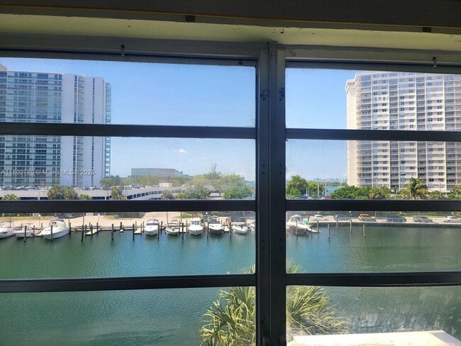 Foto del edificio - 220 Kings Point Dr