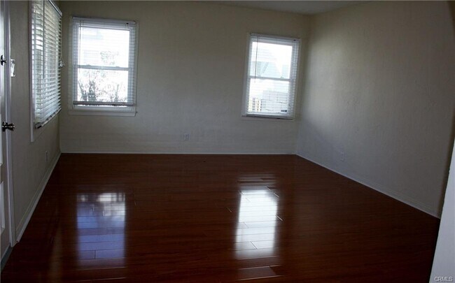 Foto del edificio - 5056 Newcastle Ave