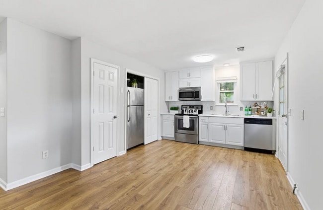 Building Photo - 2690 airplane Dr