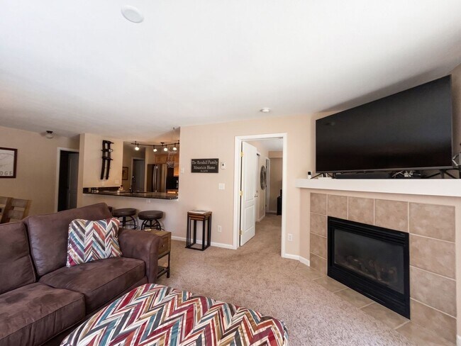 Foto del edificio - Two-Bedroom Condo with Attached Garage, Available Now