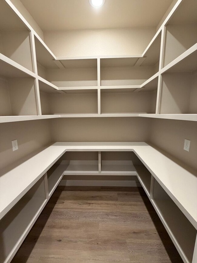 Building Photo - 3 Bed | 2 Bath House | Fridge will be add upon move in.