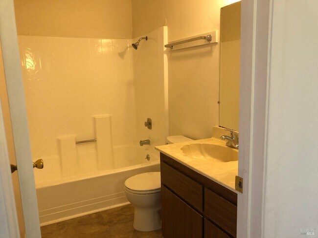 Building Photo - 1023 Golf Course Dr