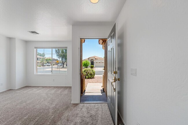 Building Photo - Freshly Updated 4 Bed | New Carpet, New Appliances & Open Layout
