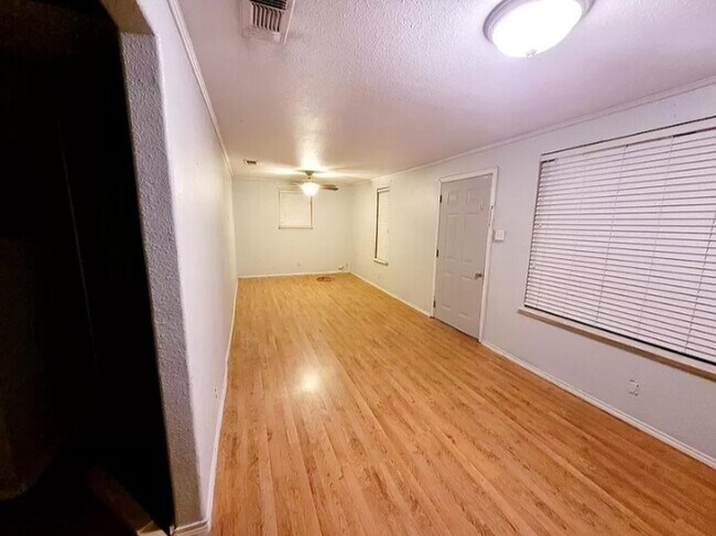 Building Photo - 525 Ave D