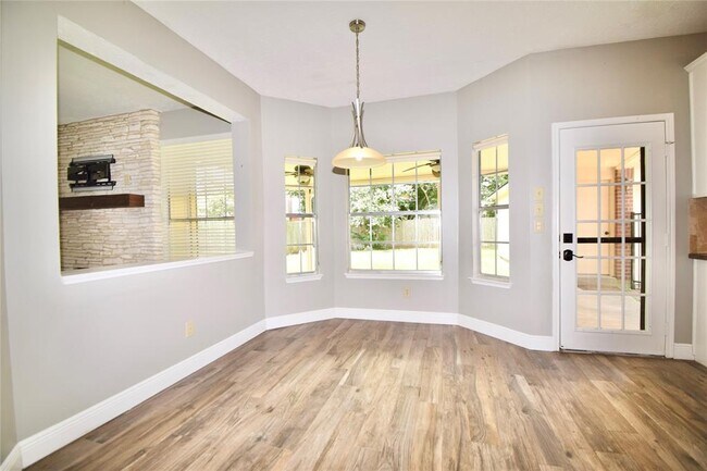 Foto del edificio - 6402 Laurel Bush Ln