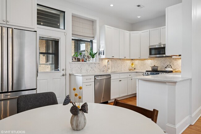 Foto del edificio - 733 W Waveland Ave