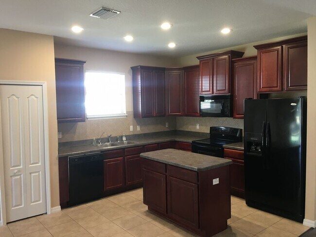 Building Photo - 3/2 House with 2 car garage in Colony Lakes