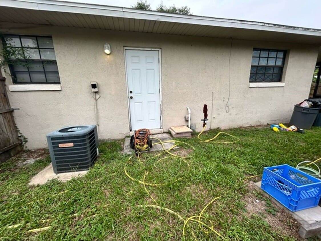 Building Photo - Three Bedroom Home, Walking Distance to Ne...
