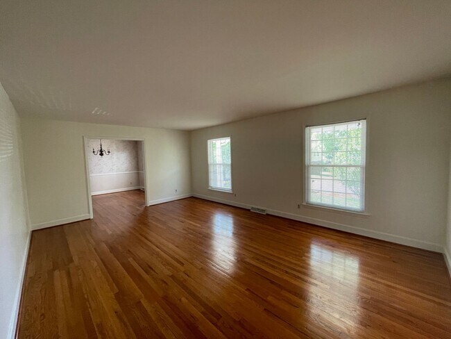 Foto del edificio - 7327 Meadowdale Ln