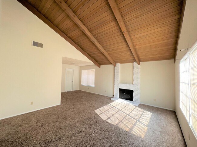 Foto del edificio - LOCATION, WEST SIDE HEMET! GARDENER INCLUDED