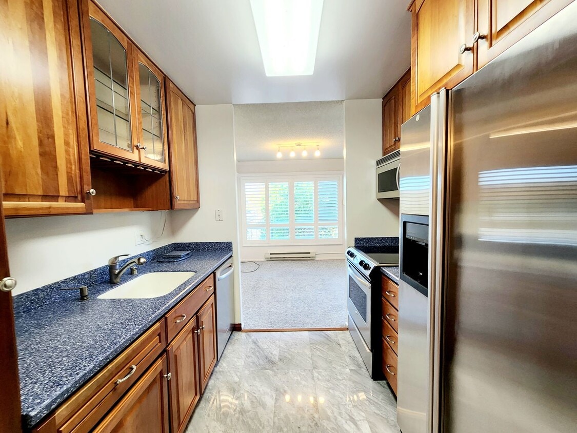 Large Woodlake condominium with big fronta... House Rental in San