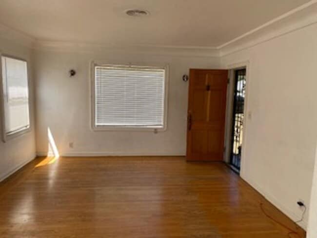 Building Photo - 2 Bedroom / 1 Bath