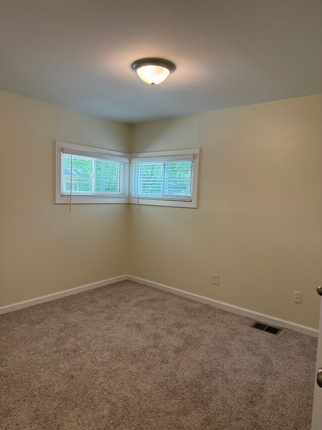 Dormitorio 2 - 922 Kramer Ave