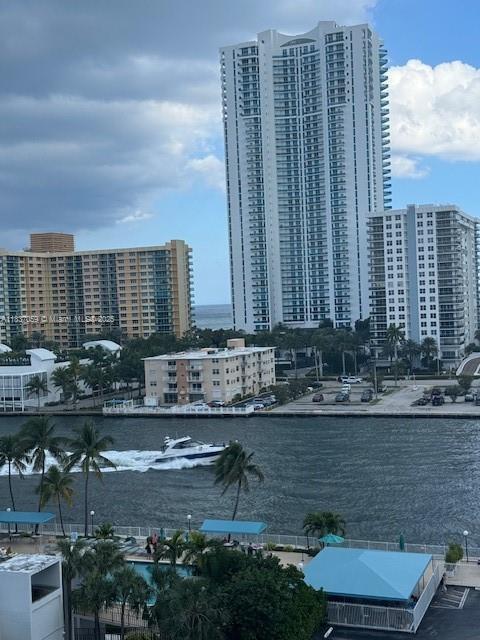 Foto del edificio - 800 Parkview Dr
