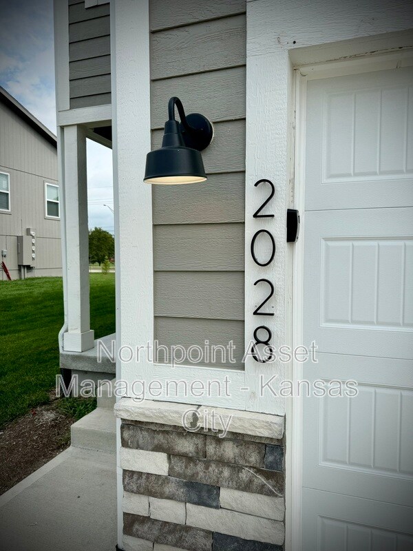 Building Photo - 2028 SW Holdbrooks Dr