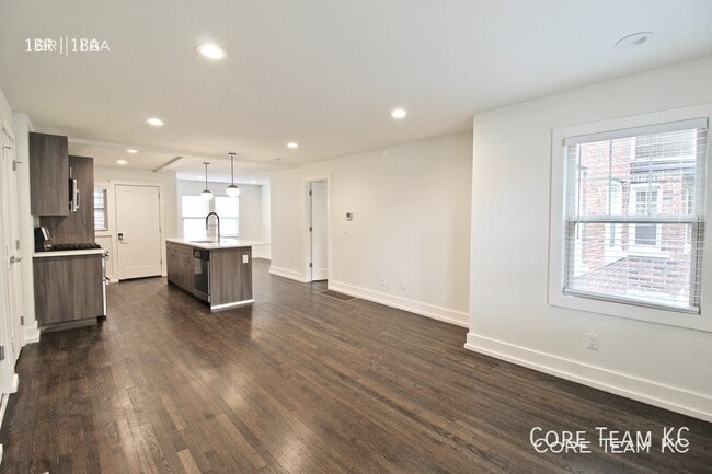 Building Photo - Newly Renovated 1 Bedroom in West Plaza
