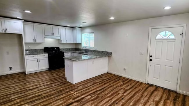 Foto del edificio - 156 E Marshall Blvd