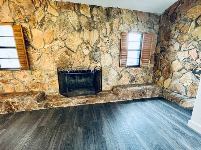 Building Photo - 1319 E Laura St