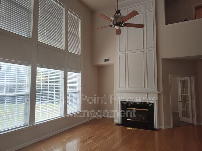 Building Photo - 10804 Fountaingrove Dr