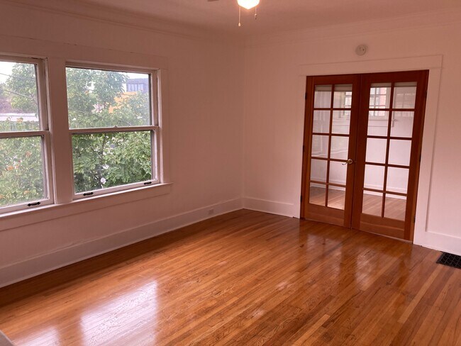 Living Room - 12 SE 26th Ave