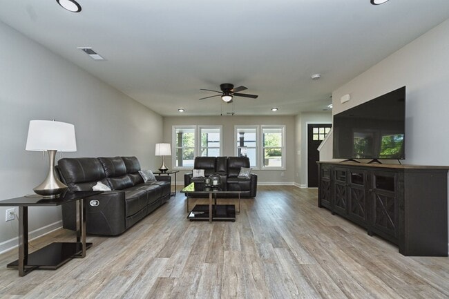 Foto del edificio - Like New and Move In Ready!