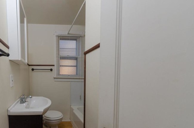 Building Photo - 502 W Van Buren St