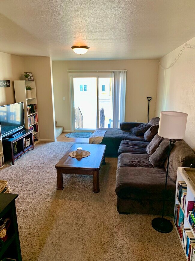 Main floor living room - 1403 State St