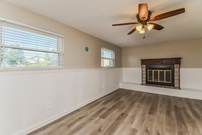 Building Photo - 4945 Manzana Dr