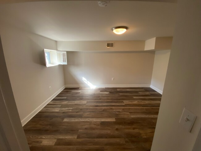 Building Photo - 611 Otis Pl NW