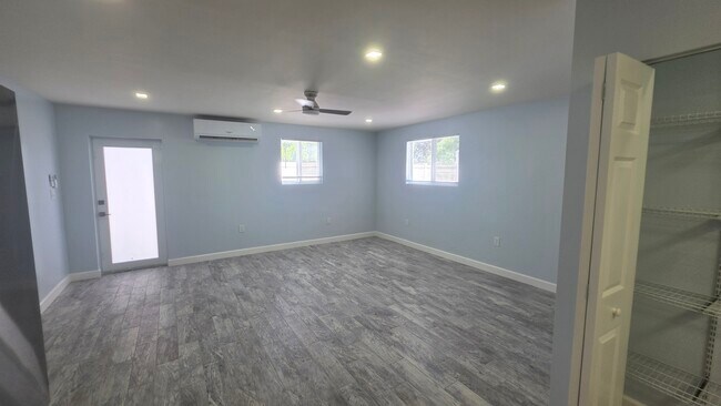 Building Photo - 3740 SW 40th St