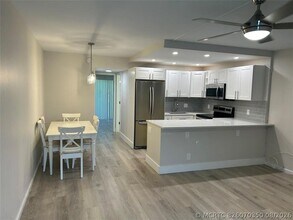 Building Photo - 423 Markham S