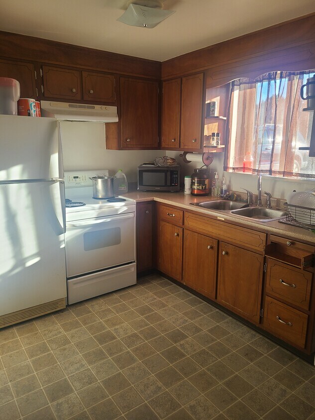Kitchen - 1335 Anderson Ave