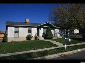 Building Photo - 1125 E Fallbrook Way