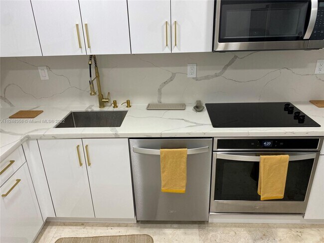 Building Photo - 1420 Brickell Bay Dr