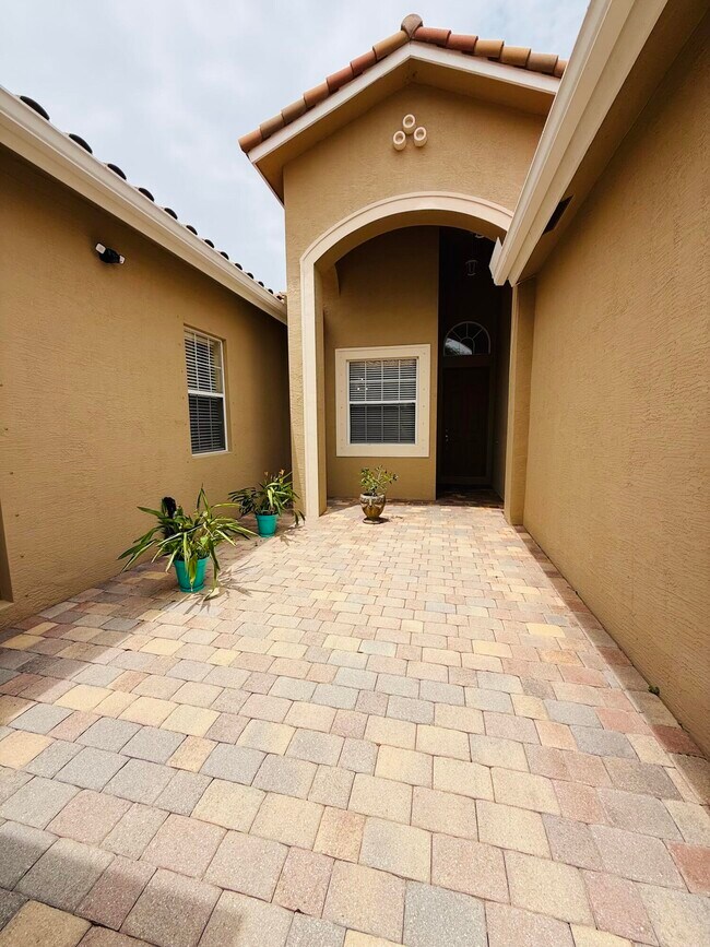 Building Photo - 5588 SW Bellflower Ct