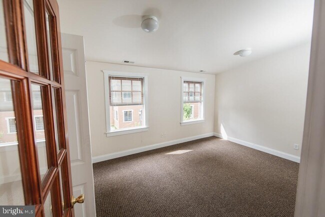 Foto del edificio - 236 W Market St