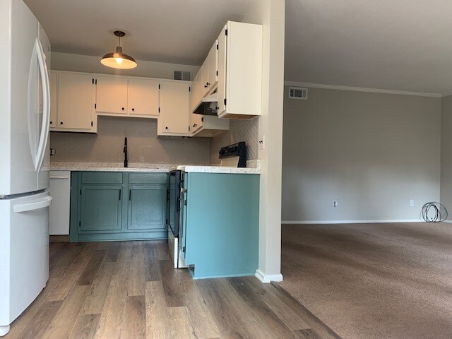 Modern kitchen leading to spacious living rm - 3826 Country Club Rd