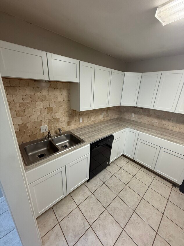 Foto principal - 823 Hardy Springs Cir