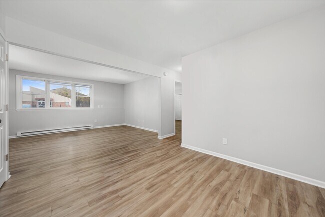 Building Photo - 2022 Lawrence Ave