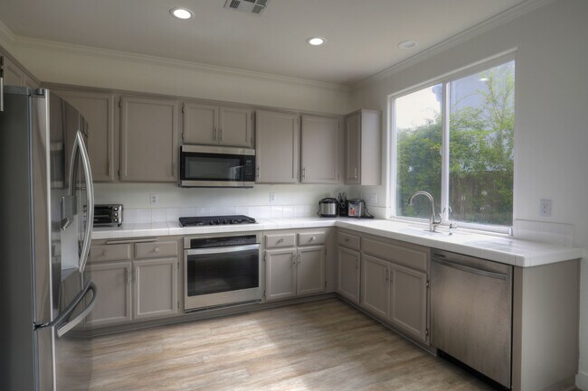 Foto del edificio - 543 Fireside Ln