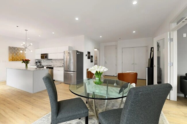 Foto del edificio - 3116 W Lake St