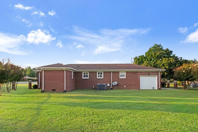 Building Photo - 604 E Patetown Rd