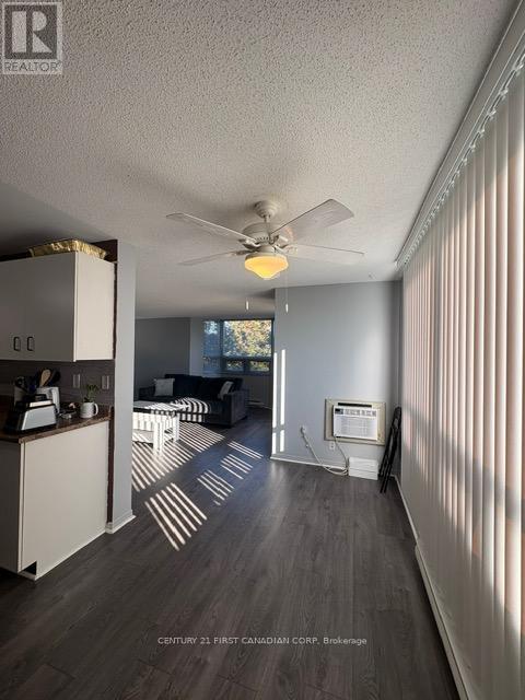 Photo du bâtiment - 77 Base Line Rd W