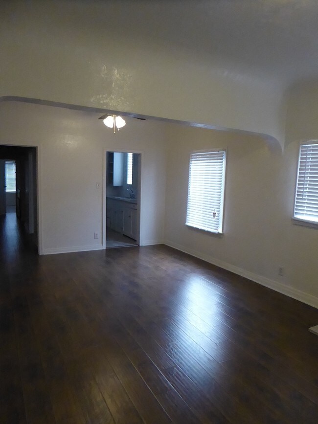 Excelente Room,Kitchen, Corredor que conduce al dormitorio - 1431 W 36th St