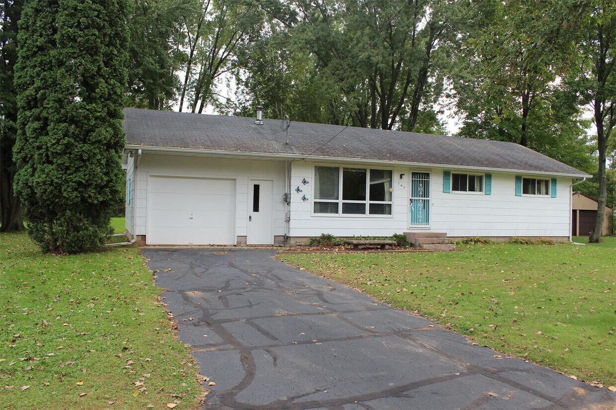 Primary Photo - 147 Elmwood Ln