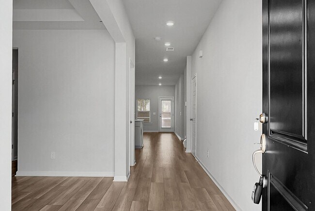 Foto del edificio - 5 Bedroom, 3.5 Bath, Beautiful Summerville Home, Master on Main