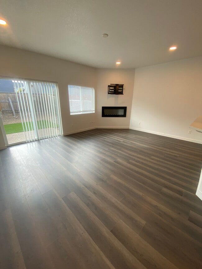 Living/Family - 835 S 25th Ave