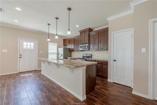 Building Photo - 1104 Oney Hervey Dr