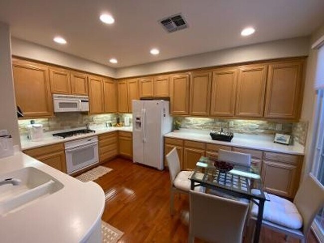 Foto del edificio - 3 Bed 3.5 Bath + Loft, In Downtown Danvill...